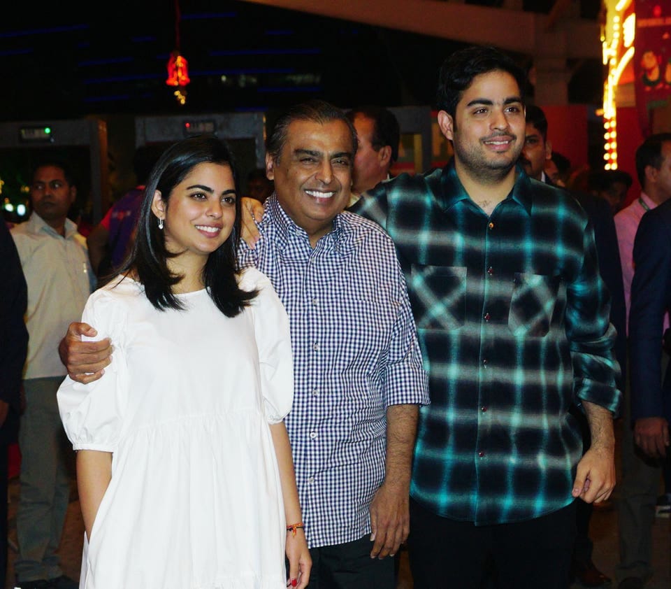 मुकेश अंबानी बेटे अनंत संग पहुँचे गया, पितरों की आत्मा की शांति के लिए किया पिंडदान